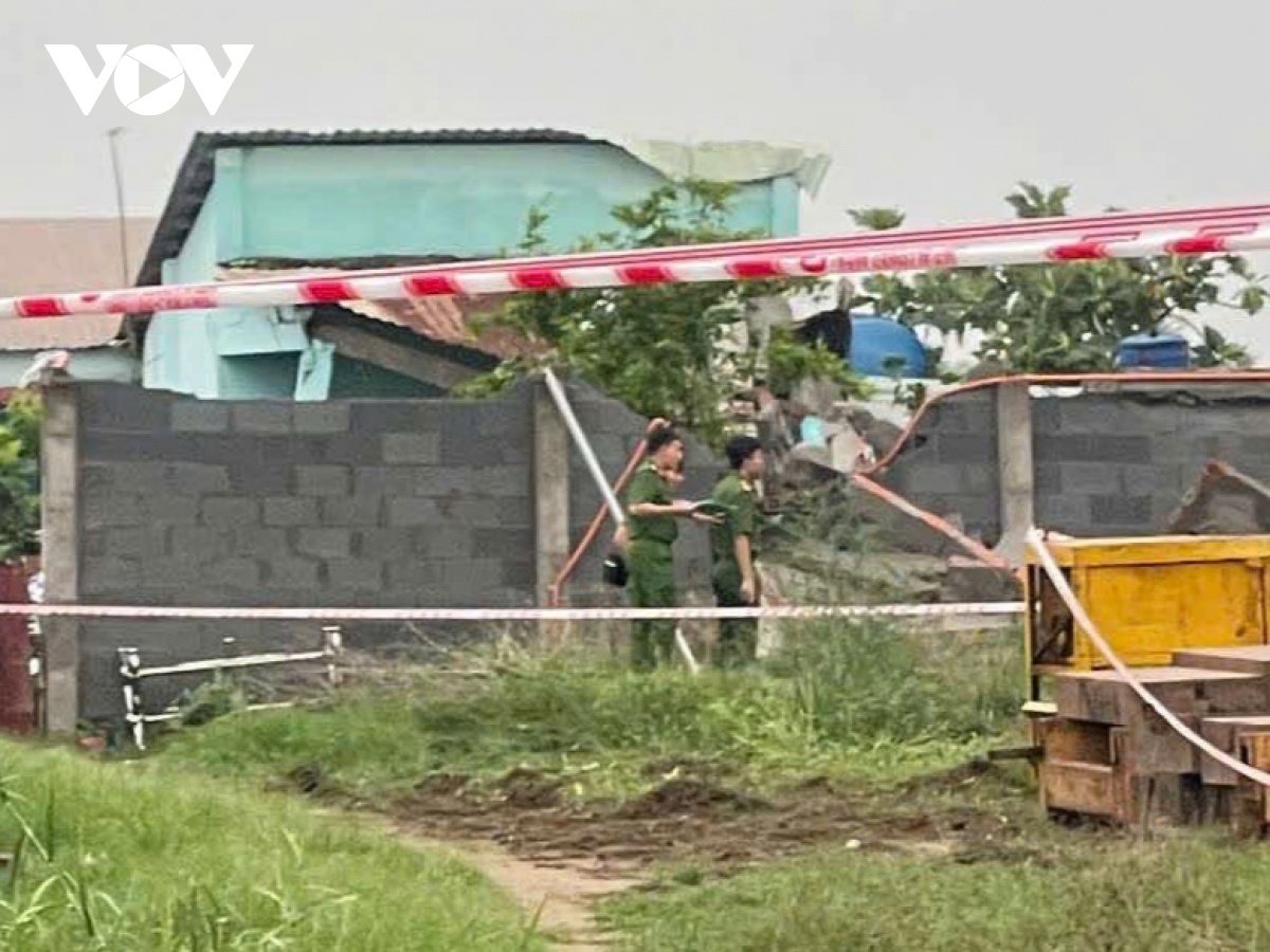 Mưa lớn làm sập hàng rào, hai bà cháu tử vong thương tâm
